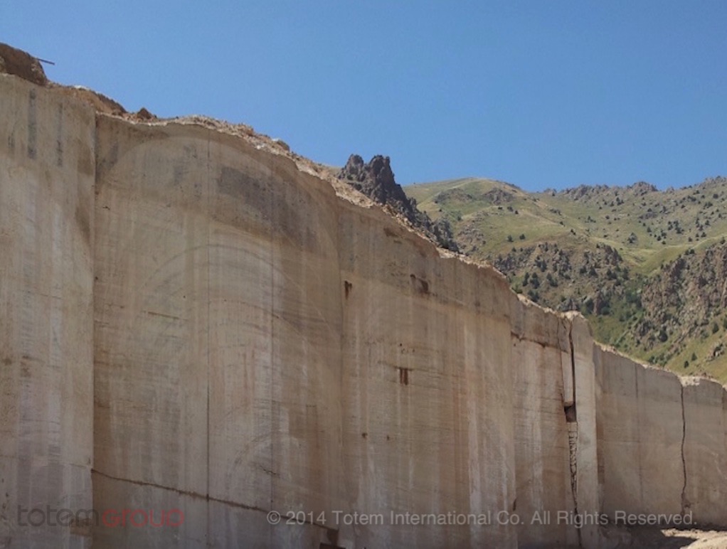 TGTR 318 - White & Cream Travertine (Roma)